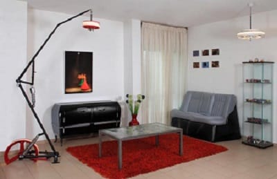 Salón con muebles reciclados de vehículos