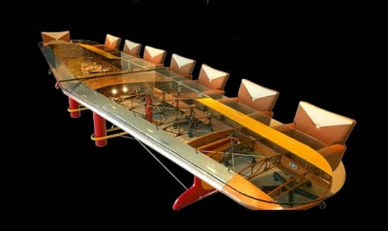 Mesa fabricada del ala de un avión