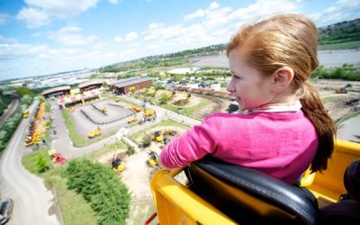 Tu excavadora puede acabar en un desguace industrial… ¡o en un parque de atracciones!