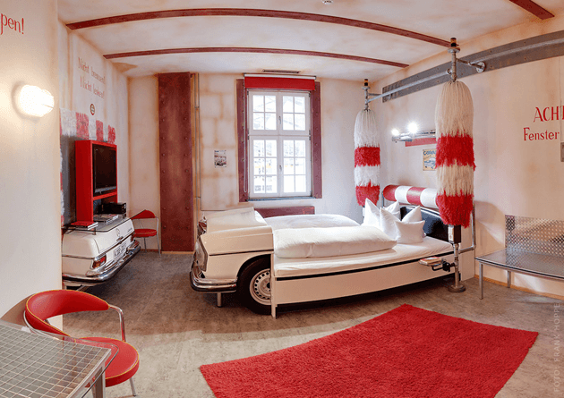 habitación ambientada en un lavadero de coches