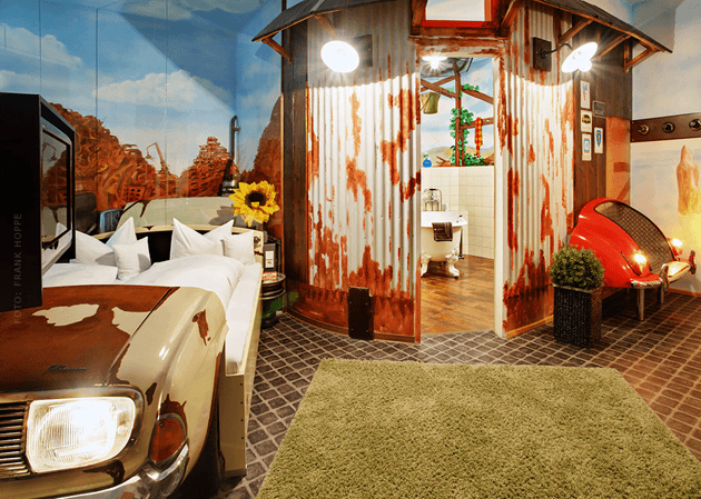habitación ambientada en coches vintage