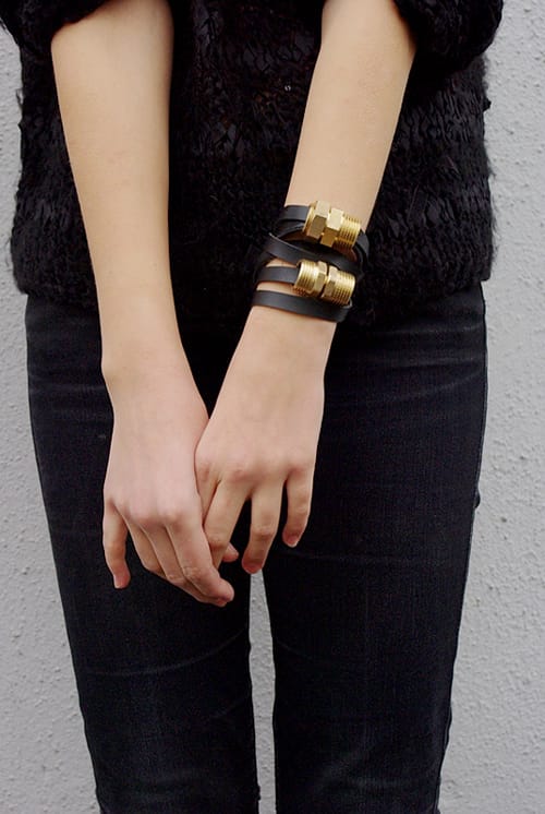 pulsera con cuero y metal reciclado