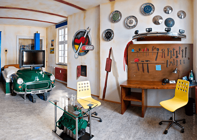 habitación ambientada en un taller mecánico
