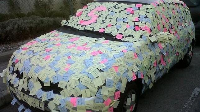 automóvil de post-its amorosos