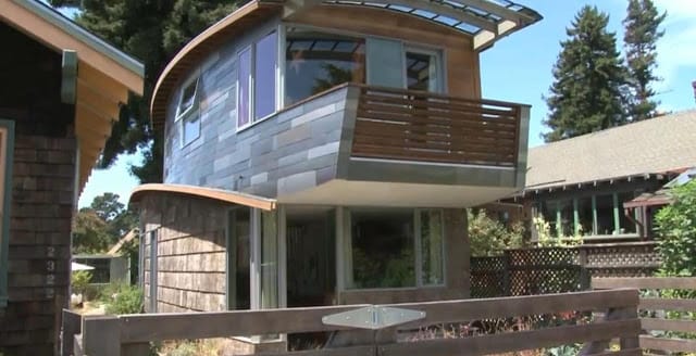 casa realizada con coches reciclados