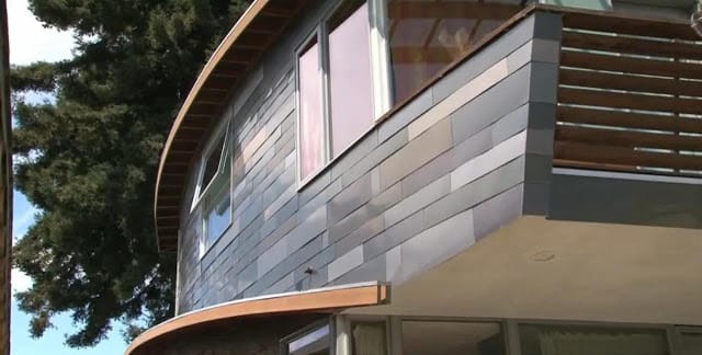 fachada de casa realizada con coches reciclados