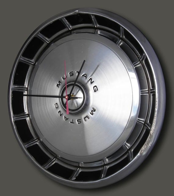 Reloj de Starling Ink realizado a partir de piezas de un Ford Mustang fabricado entre 1971 y 1973