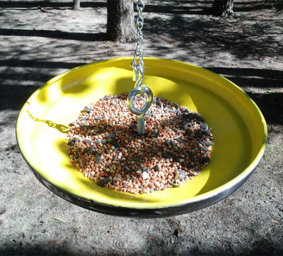 Comedero de pájaros de Starling Ink realizado con un viejo tapacubos reciclado