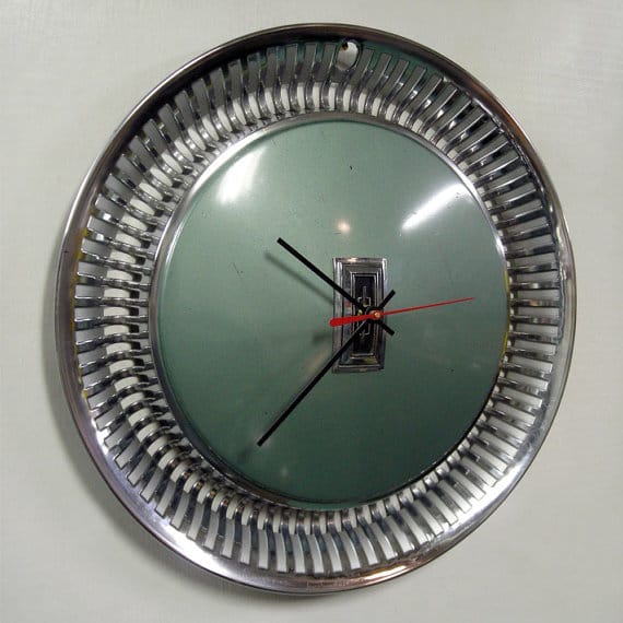 Reloj de pared de Starling Ink realizado con un tapacubos de un viejo Oldsmobile Delta 88 de 1981