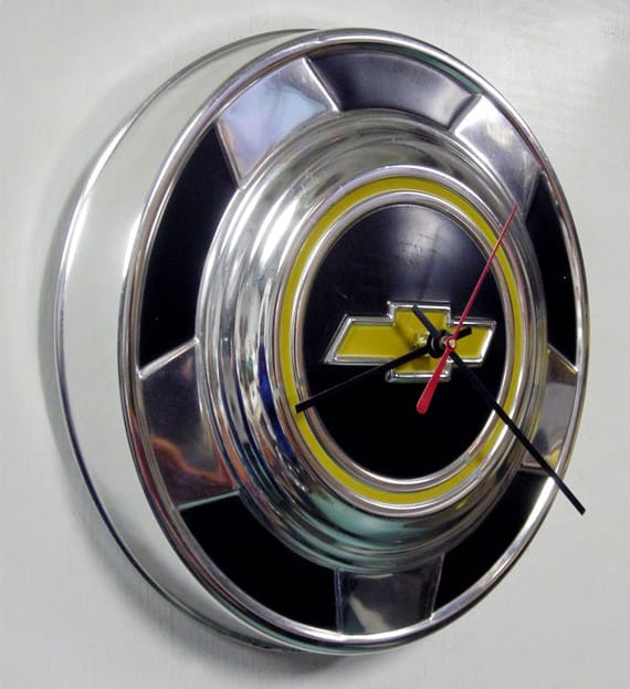 Reloj de Starling Ink realizado con un tapacubos de un Chevrolet CK Pickup Truck reciclado