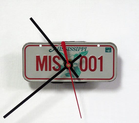 Reloj de pared de Starling Ink realizado con una vieja matrícula reciclada