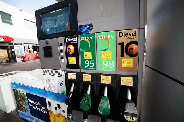 5 euros de gasolina by Vic, on Flickr