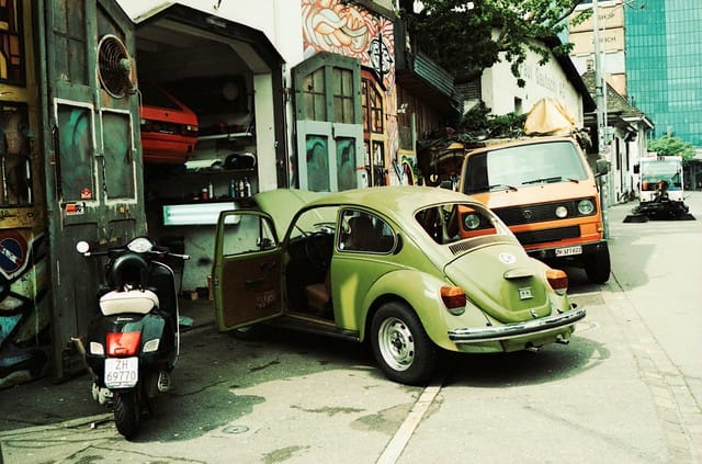 VW repair shop taller cambiando piezas a coches
