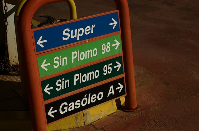 diferentes combustibles en gasolinera