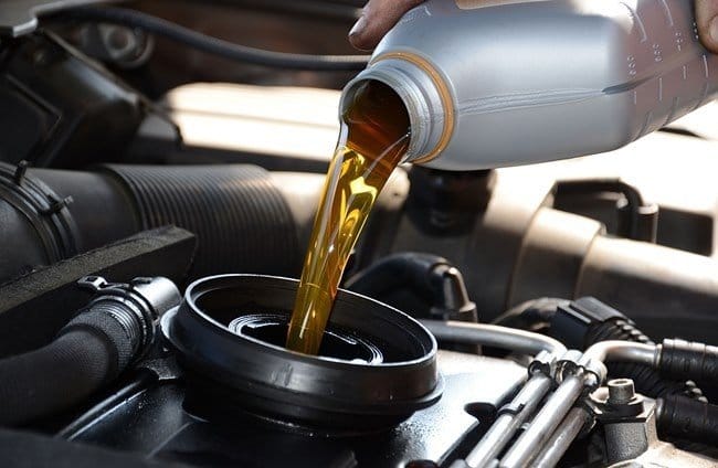 añadir aceite al motor del coche