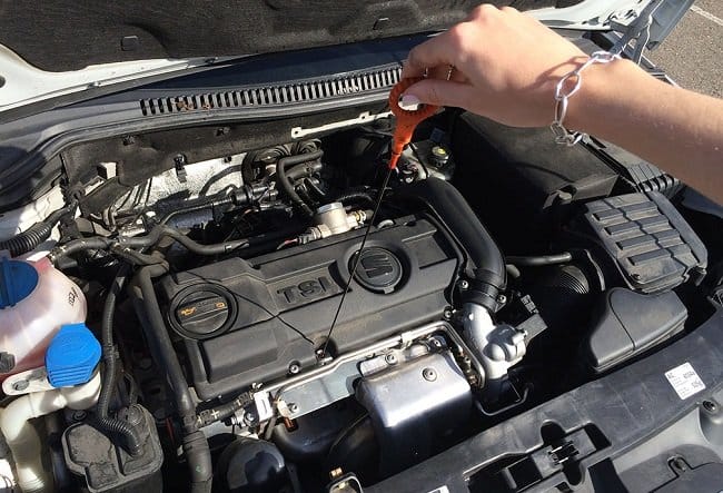 comprobar nivel aceite coche