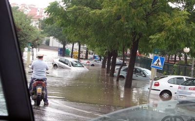 ¿Cómo actuar al volante de tu coche frente a una riada?