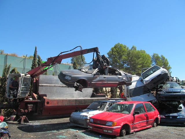 prensa y reciclaje de coches en el desguace