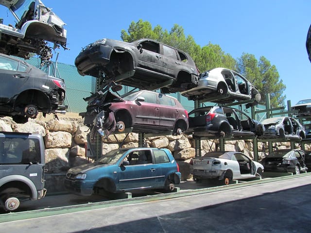 vehículos almacenados en el desguace esperando su reciclado