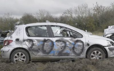 Destructoterapia con coches de desguace ¡Gana y conducirás un tanque!