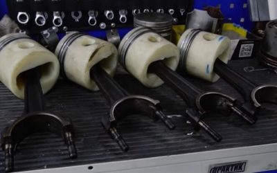 ¿Podría funcionar un motor con pistones de madera o de plástico?